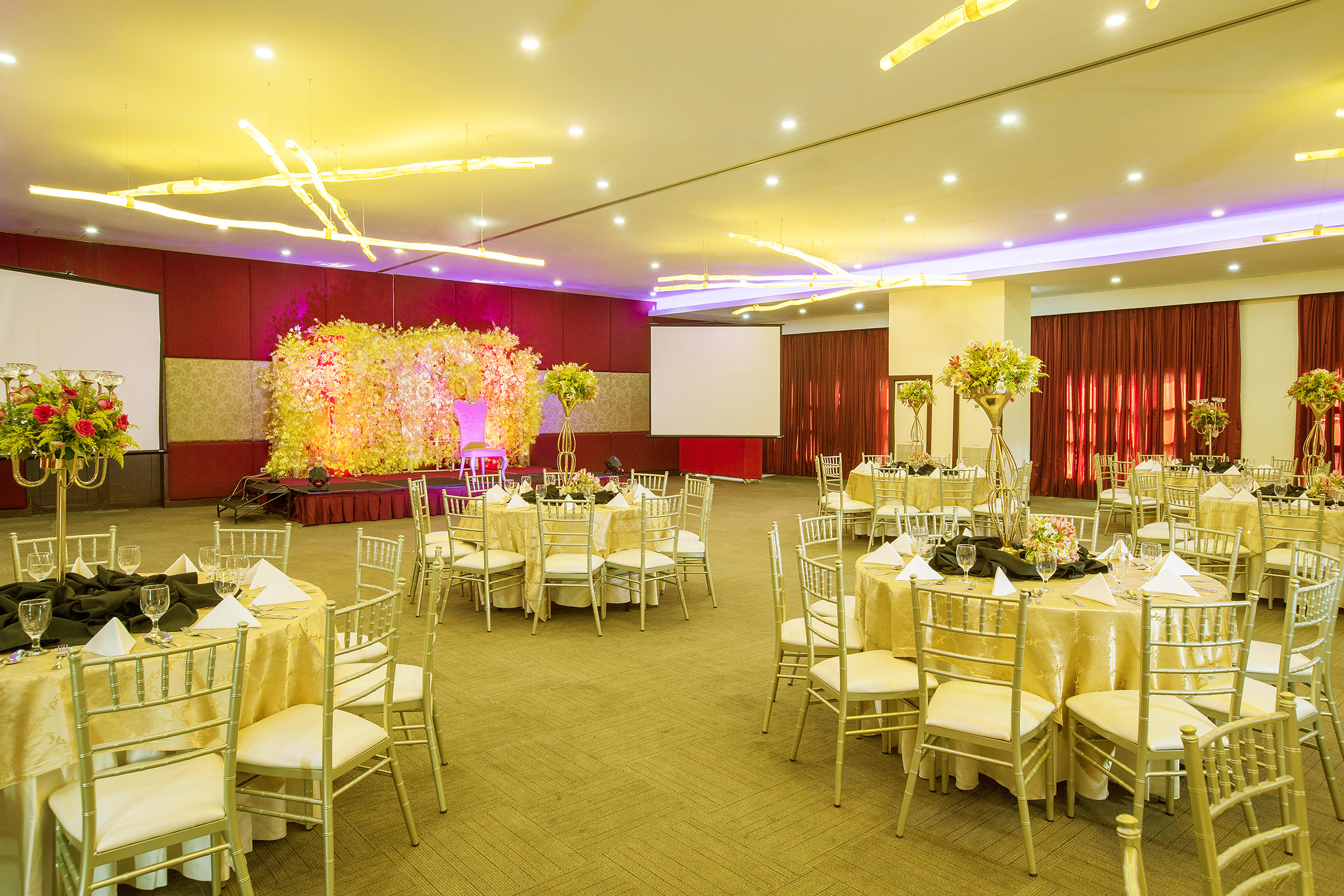 סבו Golden Prince Hotel & Suites מראה חיצוני תמונה